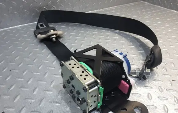 Mazda 6 Front seatbelt 305272210 1062542AA