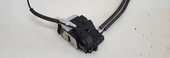 Hyundai ix35 Front door lock 813202Y020 015D13