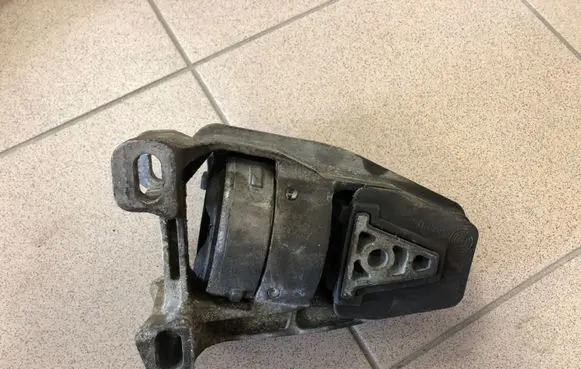 Citroen C5 Engine mount bracket