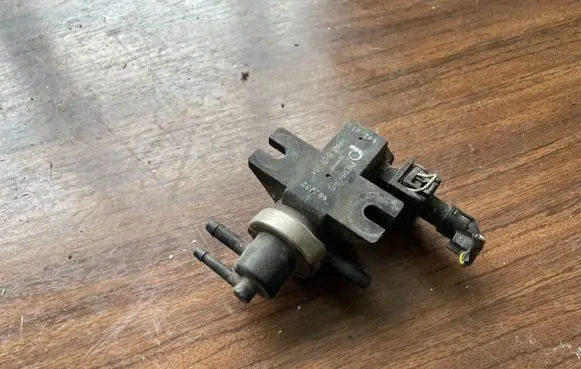 Volkswagen Golf III Turbo solenoid valve 1H0906627