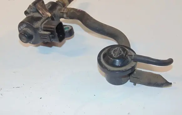 Infiniti QX4 Vacuum valve 149303M200 1493140U01 1493140U0B