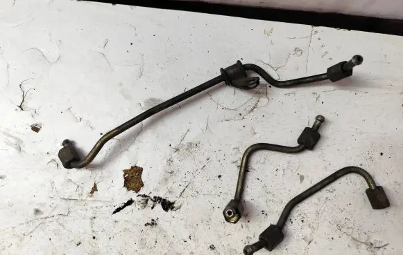 Fuel injector supply line/pipe