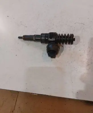 Volkswagen Golf V Fuel injector 038130073AG