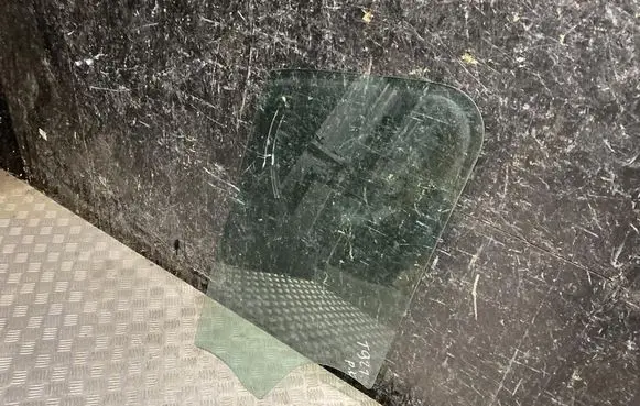 Renault Master IV Front door window glass four-door
