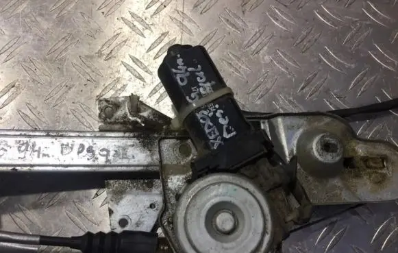 Mazda Xedos 6 Rear door window regulator motor 50161634