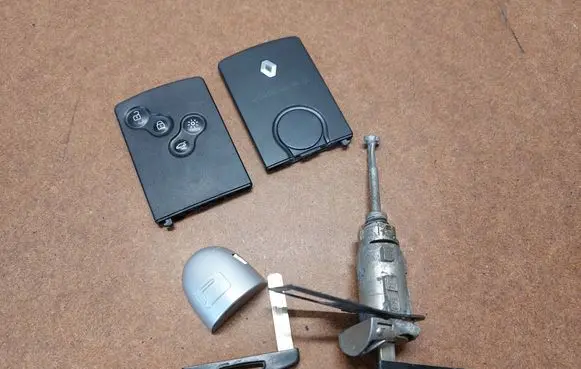 Renault Laguna III Front door lock (next to the handle) 