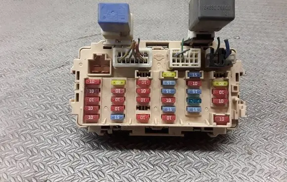 Nissan X-Trail T30 Fuse module A0883