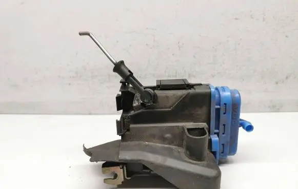 Audi A6 S6 C4 4A Rear door lock 4D0185A