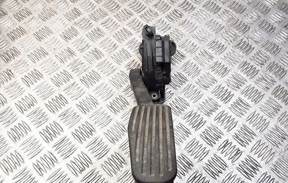 Accelerator throttle pedal