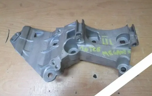 Renault Megane III Generator/alternator bracket 