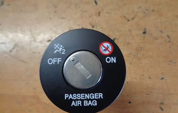 Hyundai i30 Passenger airbag on/off switch 