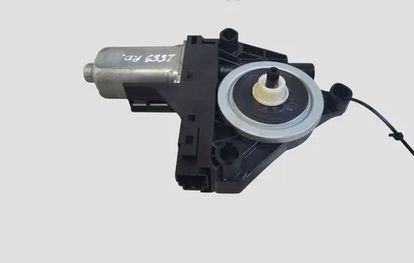 Volvo XC60 Front door window regulator motor 966269102
