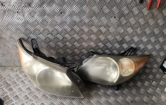 Pontiac Vibe Headlights/headlamps set p1884 p1885