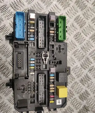 Opel Zafira B Fuse module 