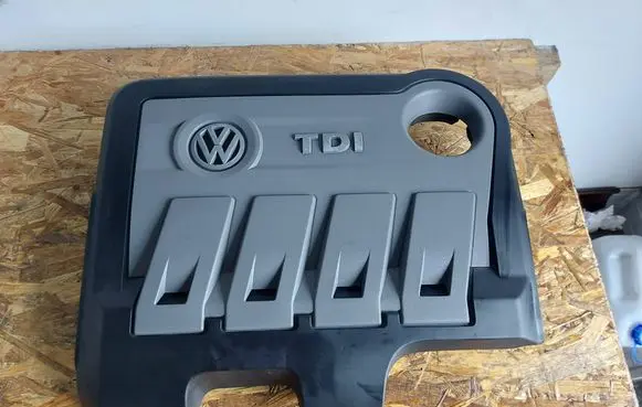 Volkswagen Tiguan Engine cover (trim) 03L103925R