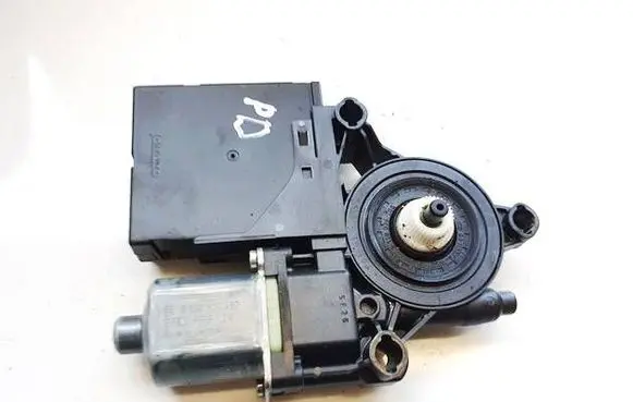 Volkswagen PASSAT B7 Front door window regulator motor 3AA959702A