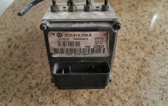 Volkswagen PASSAT B6 ABS Pump 3C0614109A