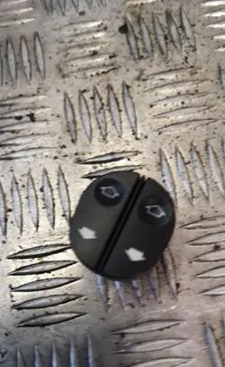 Ford Fiesta Electric window control switch 03153300