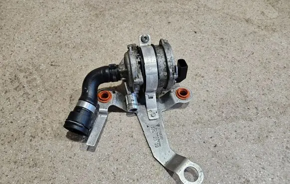 Porsche Taycan 9J1 Water pump 9J1965567A 9J1965551