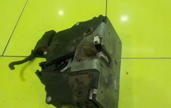 Opel Corsa D Front door lock 13258268