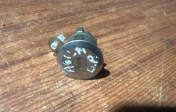 Chevrolet Matiz Front door lock (next to the handle) 