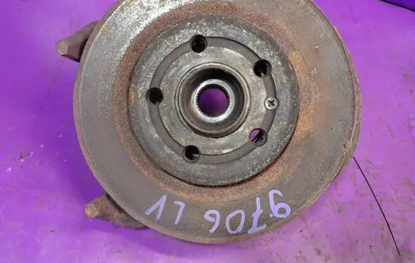 Volkswagen Golf IV Front wheel hub spindle knuckle