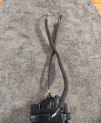 Nissan Qashqai+2 Rear door lock 51121