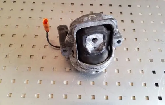 Audi A5 8T 8F Engine mount bracket 8K0199381