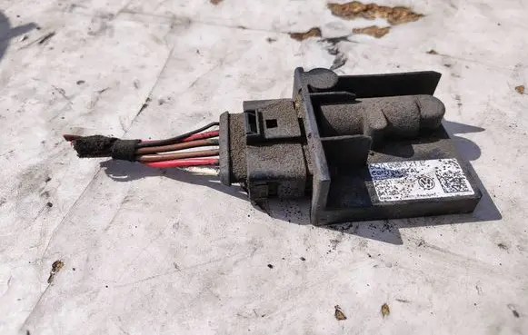 Volkswagen Golf VII Fuel pump relay 5Q0906121E