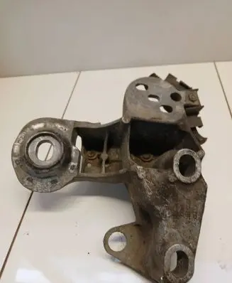 Audi A4 S4 B7 8E 8H Engine mounting bracket 8e0199352n
