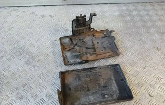 Suzuki Swift II Battery box tray 