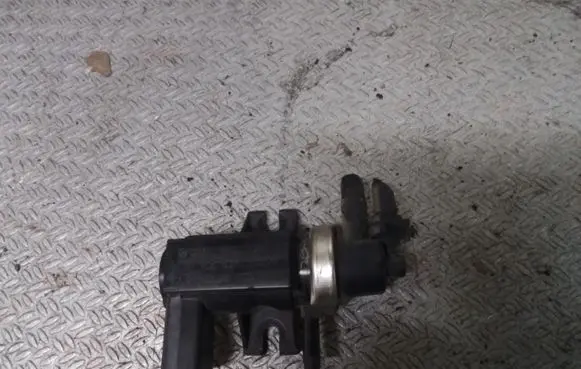 Volkswagen Golf IV Turbo solenoid valve 1J0906627