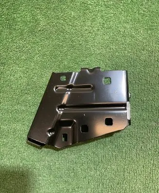 Renault Master III Fender mounting bracket 631438806R
