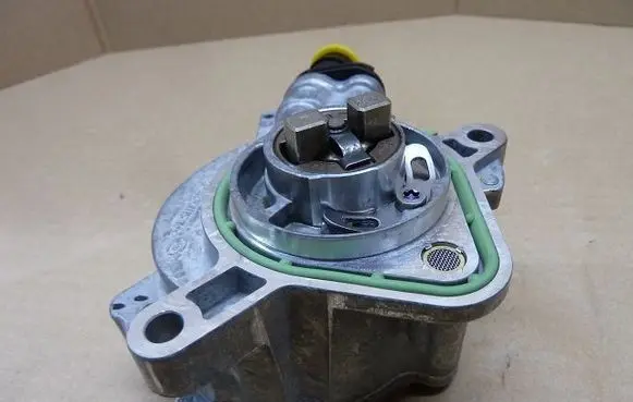 Mercedes-Benz X-class W470 Vacuum pump 146500428R