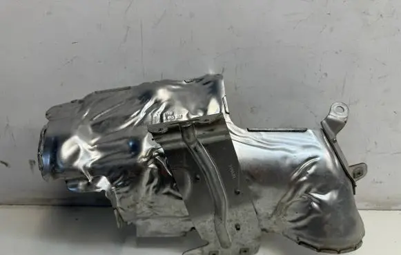 BMW 1 F40 Heat shield in engine bay 8483369