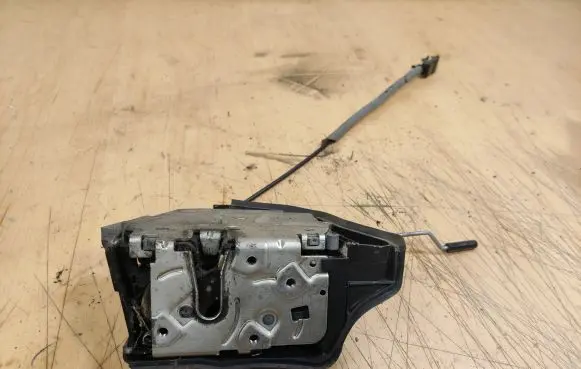 BMW X5 E53 Front door lock 8402538
