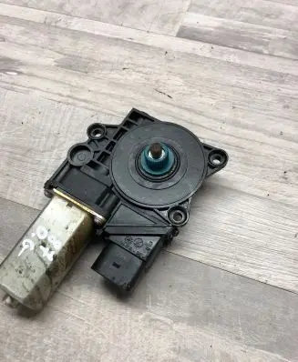 BMW 1 E81 E87 Rear door window regulator motor 71001603 1060079 3L3362A