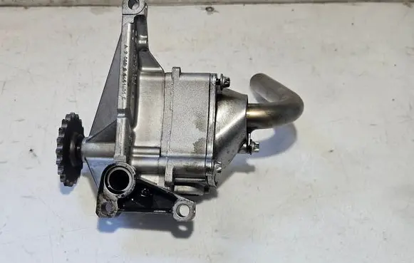 Mercedes-Benz Vito Viano W639 Oil pump 6111810201 A6121810047