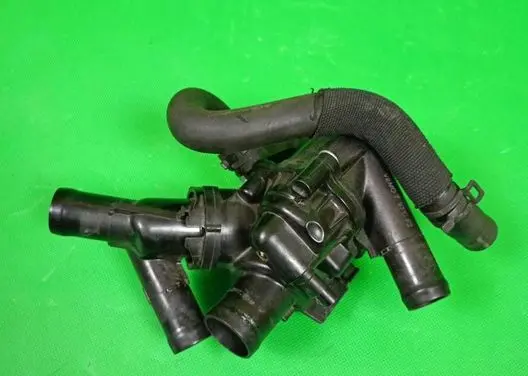 Mercedes-Benz B W246 W242 Thermostat/thermostat housing A2702002200
