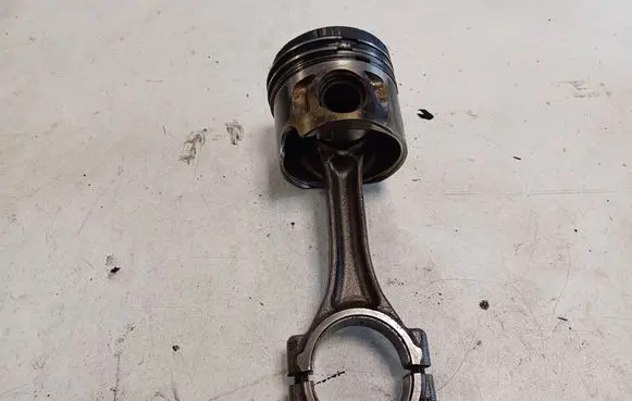 Volkswagen Caddy Piston with connecting rod