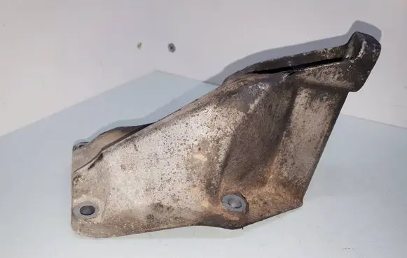 Volkswagen PASSAT B5.5 Engine mounting bracket 8D0199307P