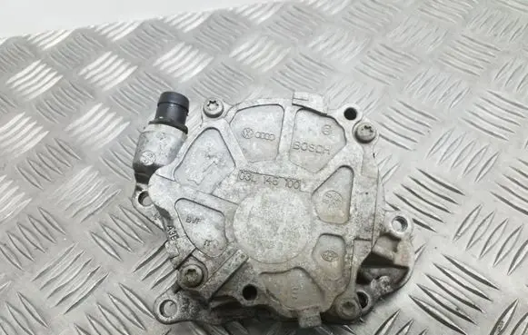 Volkswagen Golf VI Vacuum pump 03L145100