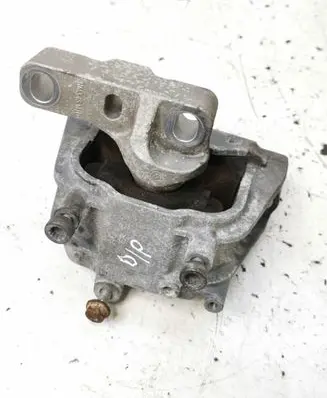 Volkswagen Golf Plus Engine mount bracket