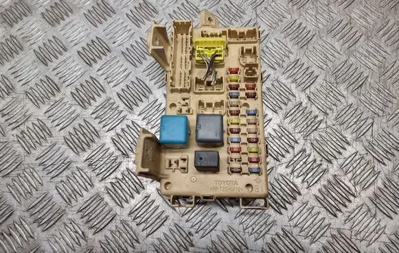 Toyota Avensis T250 Fuse module 0332017307
