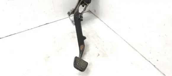 Toyota Avensis T250 Clutch pedal 