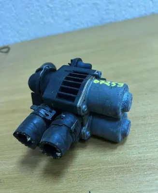Mercedes-Benz E W210 Coolant heater control valve 0235451628 D7259