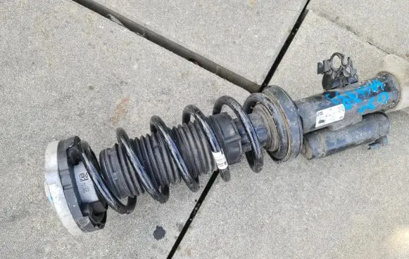 BMW 5 G30 G31 Front shock absorber/damper 6866533