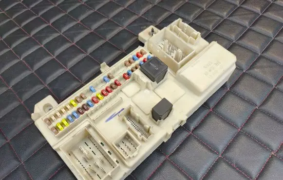 Volvo S40 Fuse module 31254317 05130930 519096705