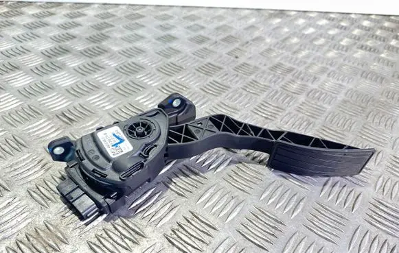 Accelerator throttle pedal