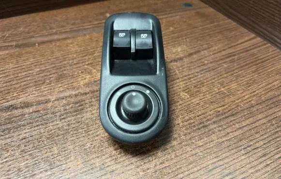 Renault Master II Electric window control switch 8200206602